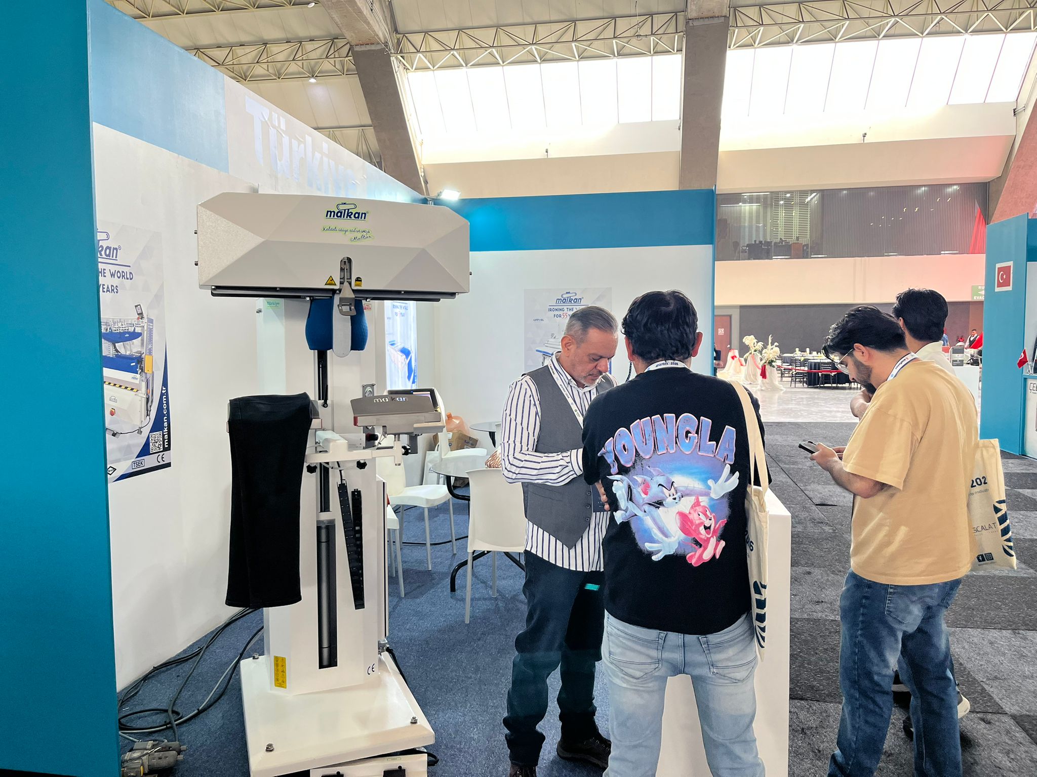 B2B networking session at the Malkan booth during Exintex 2026, focusing on regional distribution of AI-powered ironing technologies