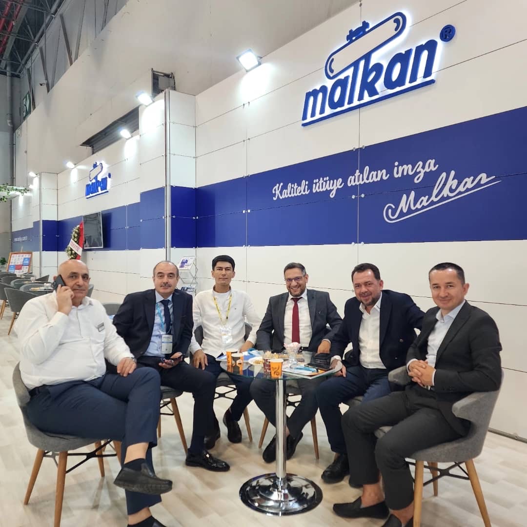 Malkan Makina Garment Tech 2025 standında mühendisler ve ziyaretçiler teknik tanıtım gerçekleştiriyor