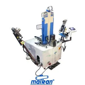 Malkan Makina tarafından üretilen yüksek teknolojili çift istasyonlu tişört şişirme ütü robotu, otonom sensörleri ve PLC kontrol paneli ile modern bir fabrikada seri üretim yaparken görülmektedir.